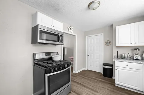 220 30TH Avenue East Moline IL 61244