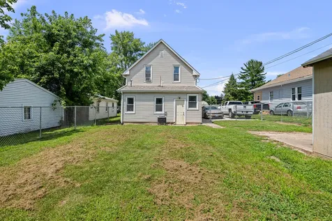 220 30TH Avenue East Moline IL 61244