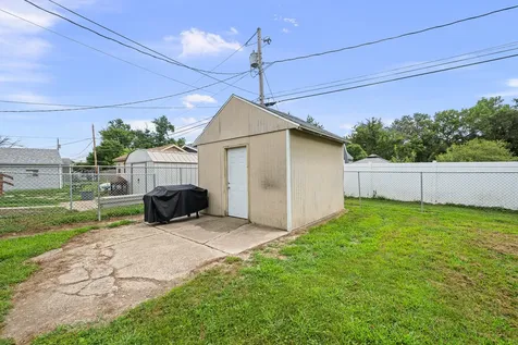 220 30TH Avenue East Moline IL 61244