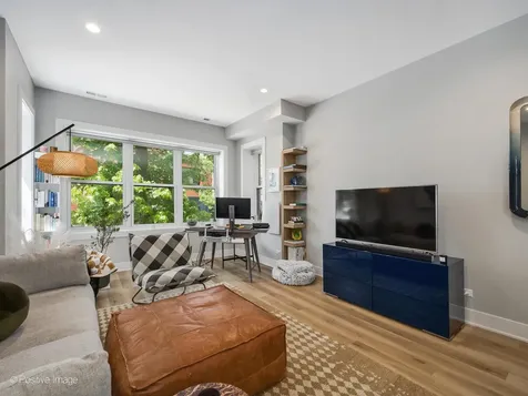 833 North Hoyne Avenue Chicago IL 60622