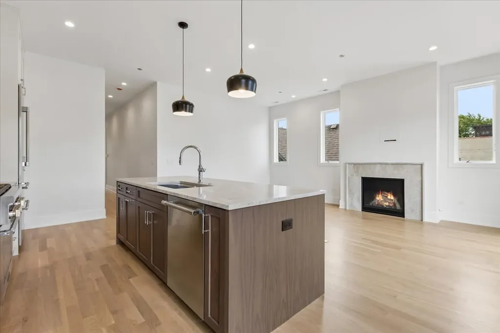 3820 North Damen Avenue Chicago IL 60618