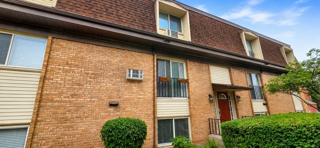 1243 Washington Street E Des Plaines IL 60016