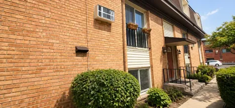 1243 Washington Street E Des Plaines IL 60016