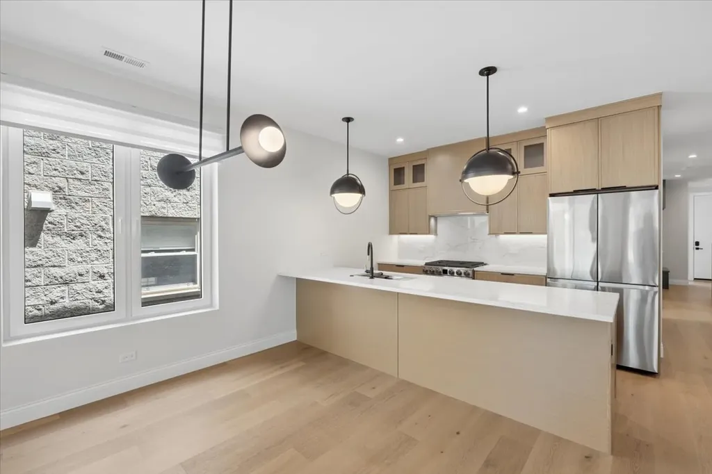 3739 North Clifton Avenue Chicago IL 60613