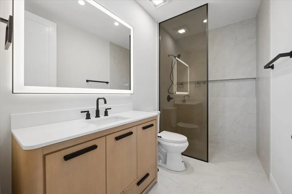 3739 North Clifton Avenue Chicago IL 60613