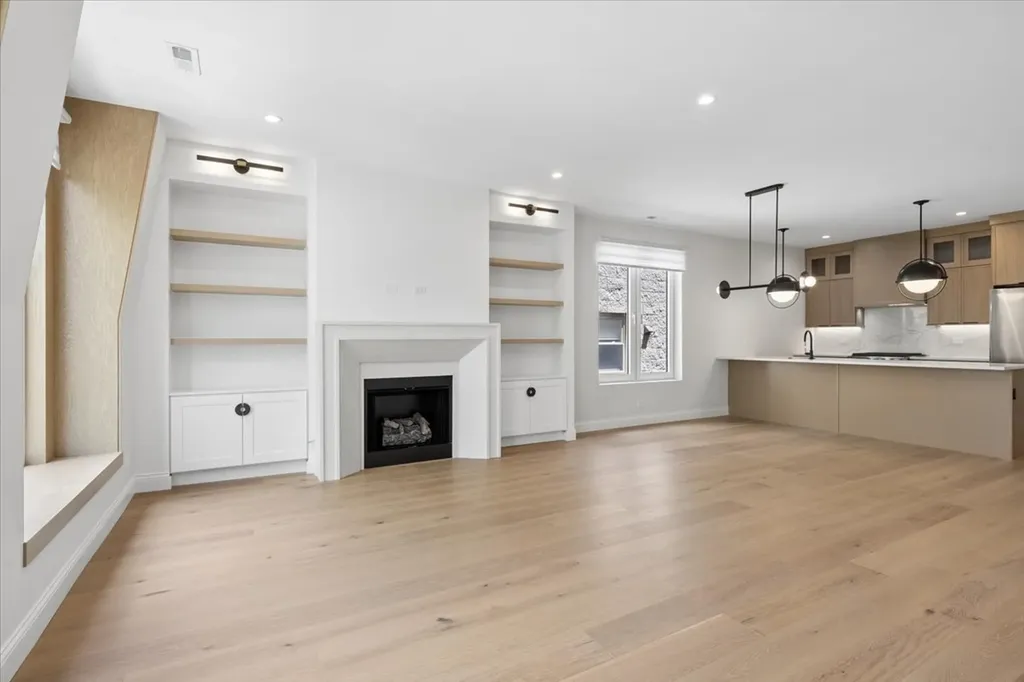 3739 North Clifton Avenue Chicago IL 60613