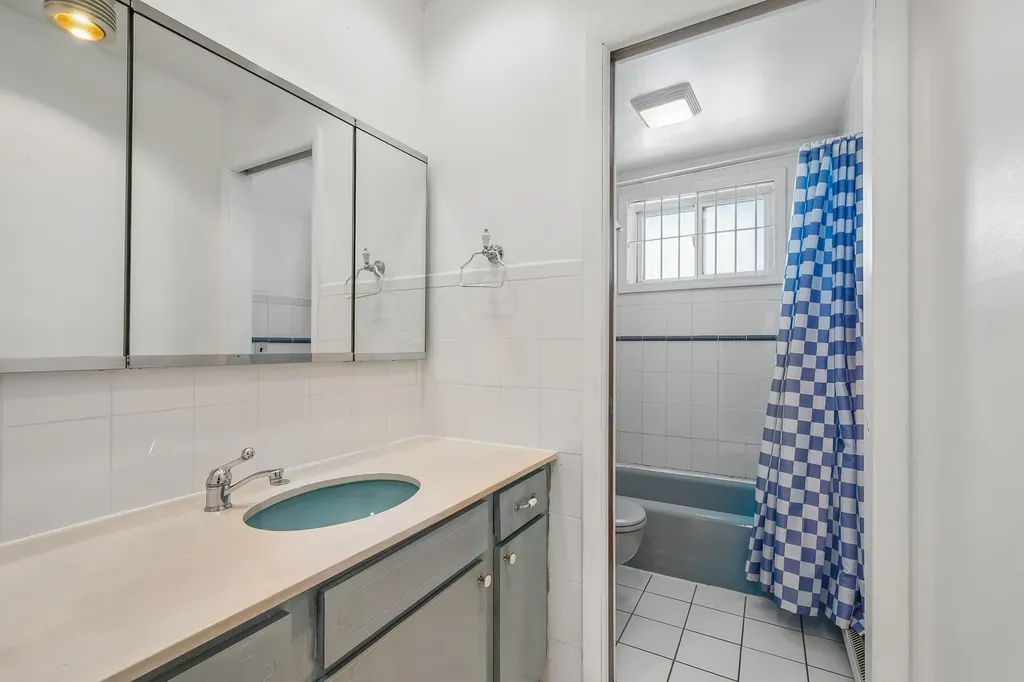 6359 North Ridge Avenue Chicago IL 60660