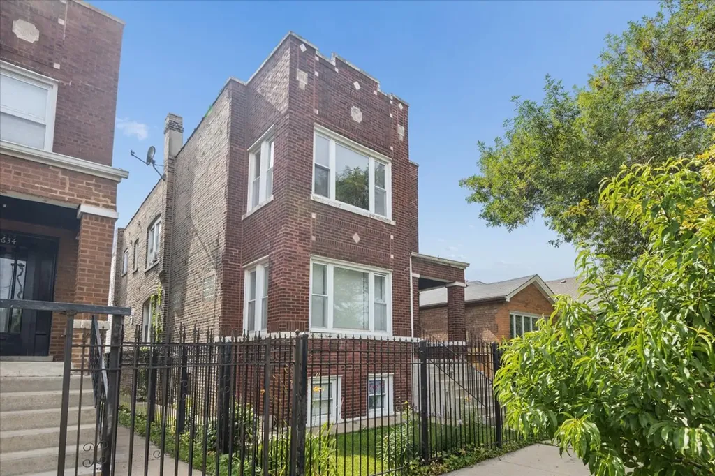 4630 South Sawyer Avenue Chicago IL 60632
