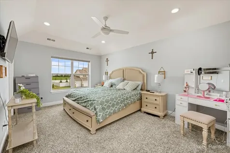 2240 Coventry Circle S Sycamore IL 60178