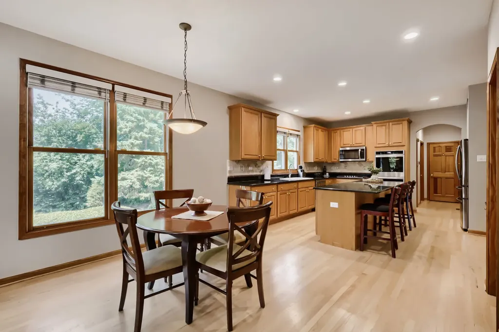 376 Amy Court Glen Ellyn IL 60137