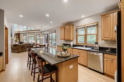 376 Amy Court Glen Ellyn IL 60137