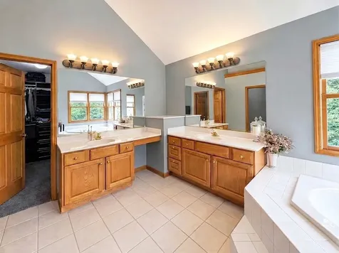 376 Amy Court Glen Ellyn IL 60137