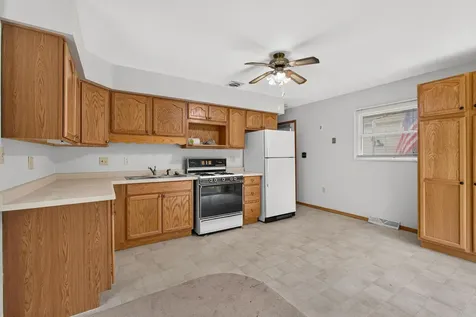 1174 46TH Avenue East Moline IL 61244