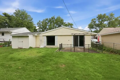 1174 46TH Avenue East Moline IL 61244