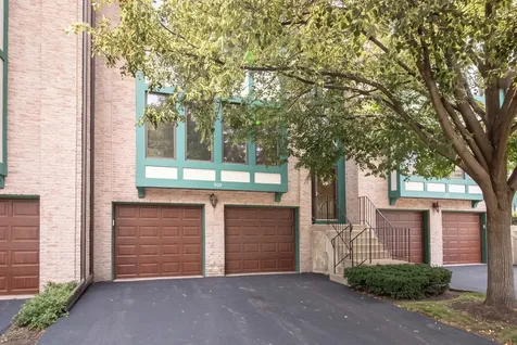 909 West Essex Place Arlington Heights IL 60004