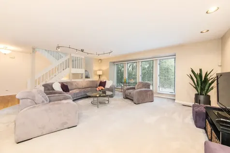 909 West Essex Place Arlington Heights IL 60004