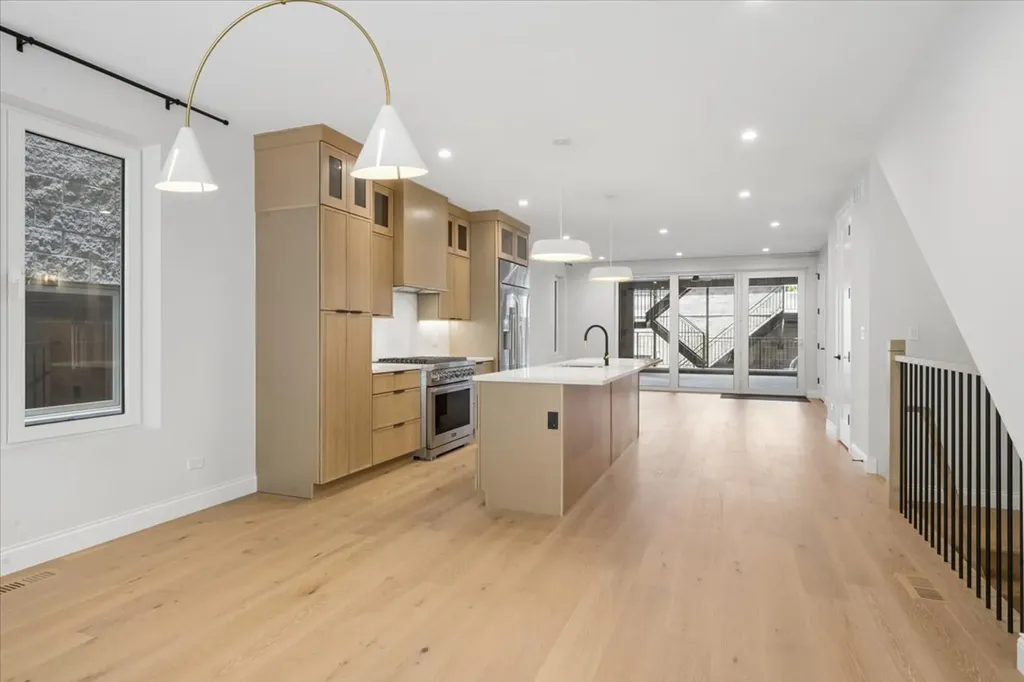 3739 North Clifton Avenue Chicago IL 60613