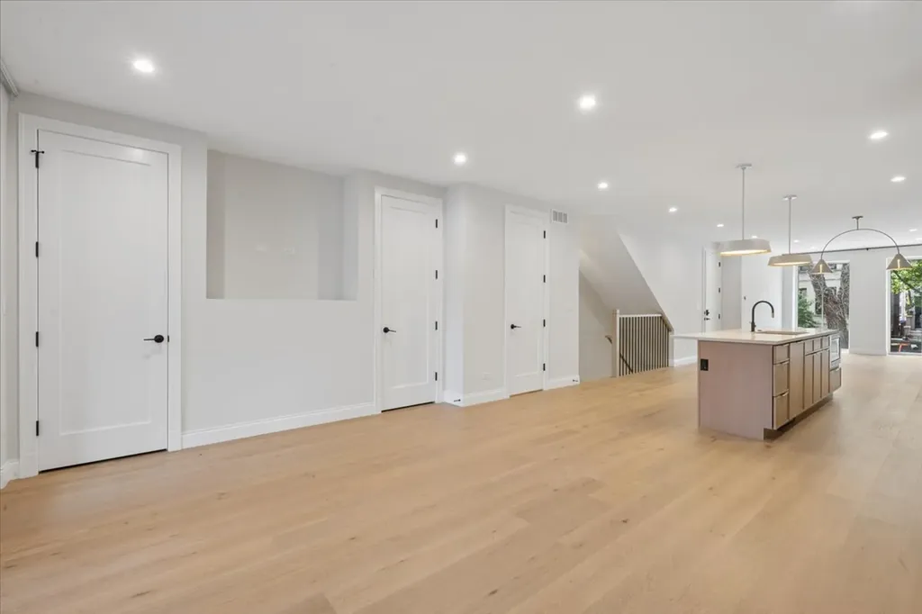 3739 North Clifton Avenue Chicago IL 60613