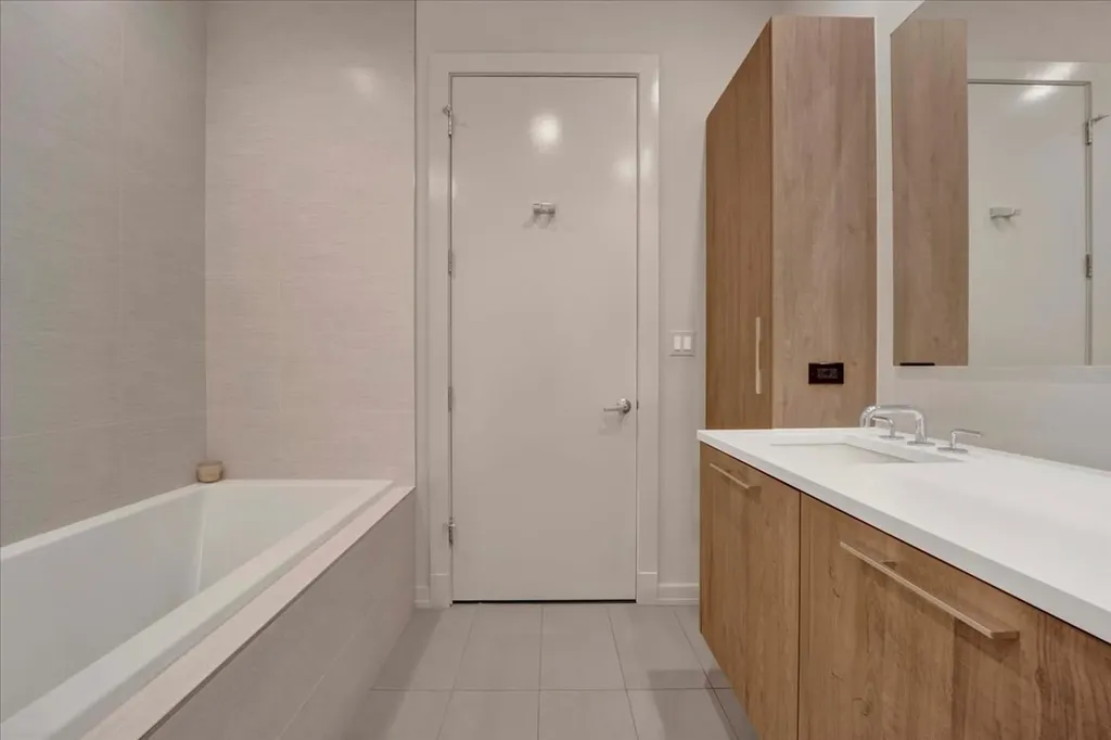2773 North Hampden Court Chicago IL 60614