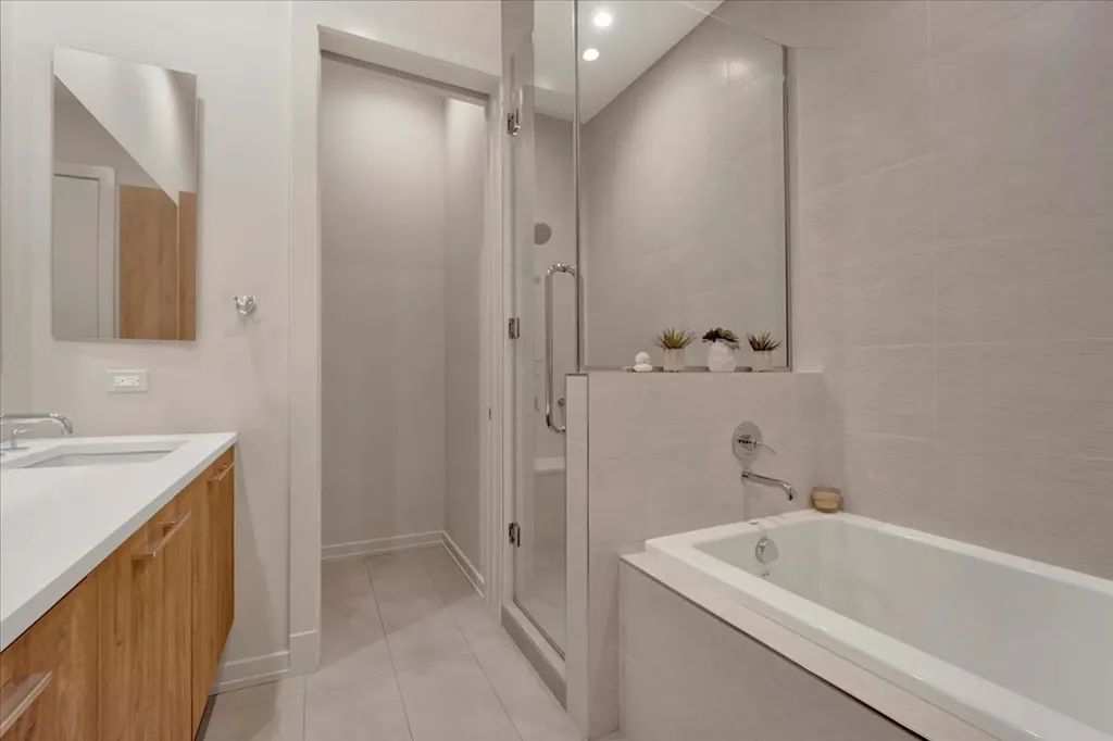 2773 North Hampden Court Chicago IL 60614