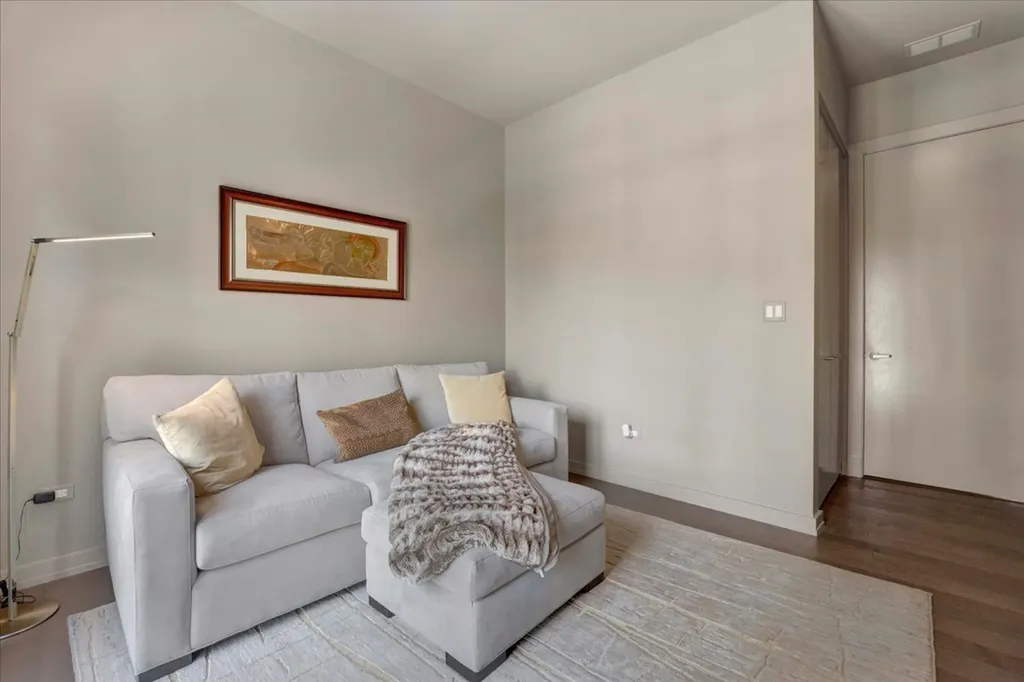 2773 North Hampden Court Chicago IL 60614