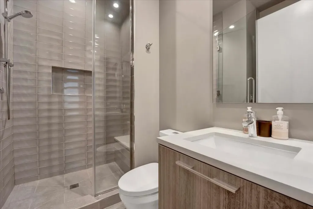 2773 North Hampden Court Chicago IL 60614