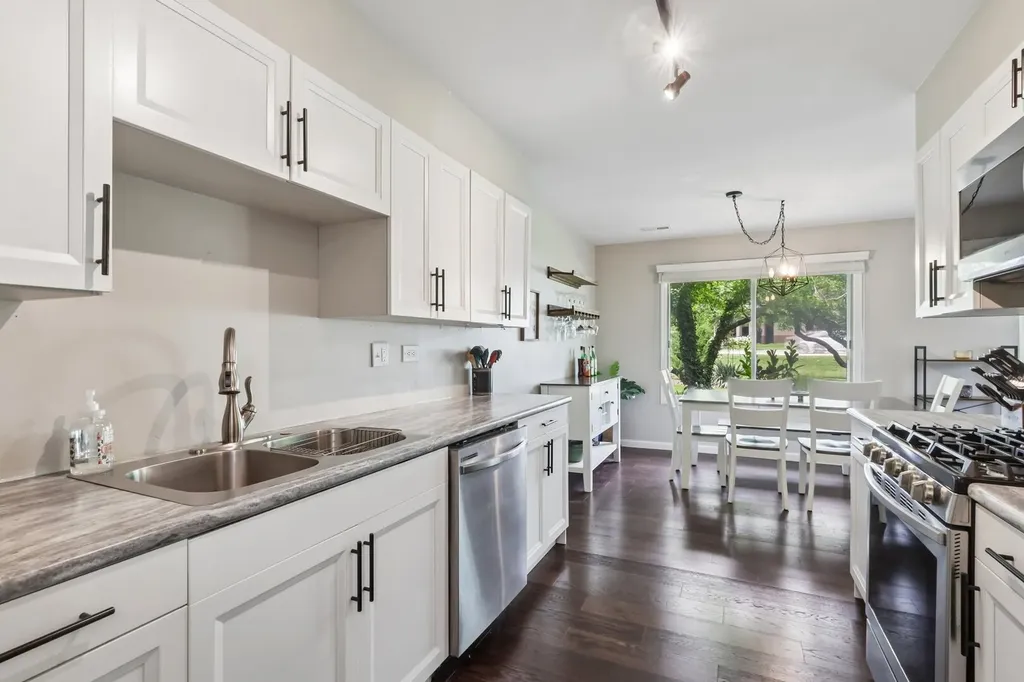 1610 Durham Court Darien IL 60561