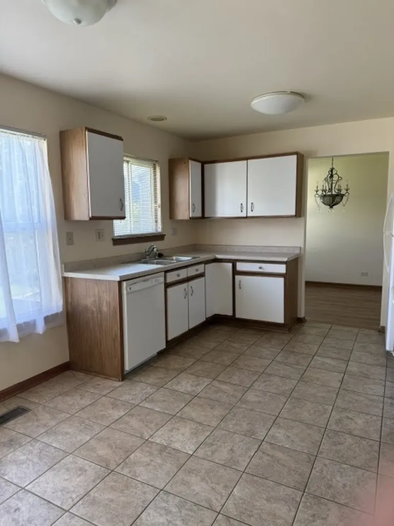 1260 Trinity Drive Carol Stream IL 60188