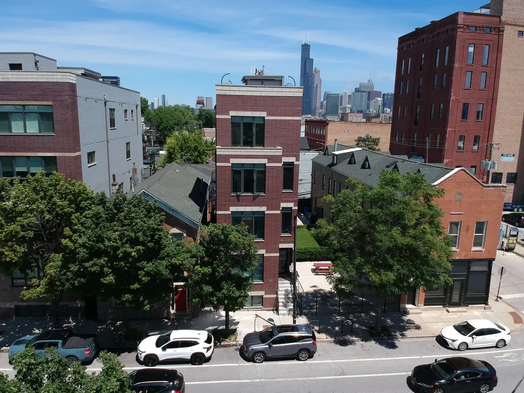 556 West 18th Street Chicago IL 60616