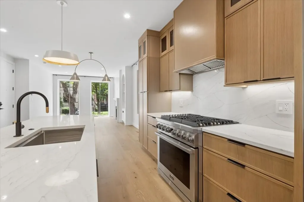3739 North Clifton Avenue Chicago IL 60613