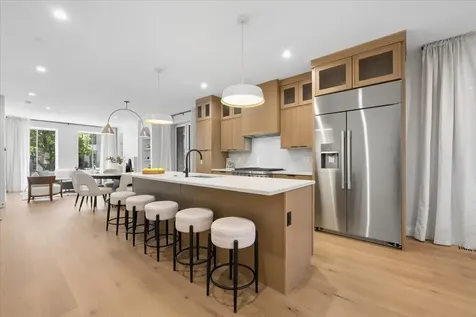 3739 North Clifton Avenue Chicago IL 60613