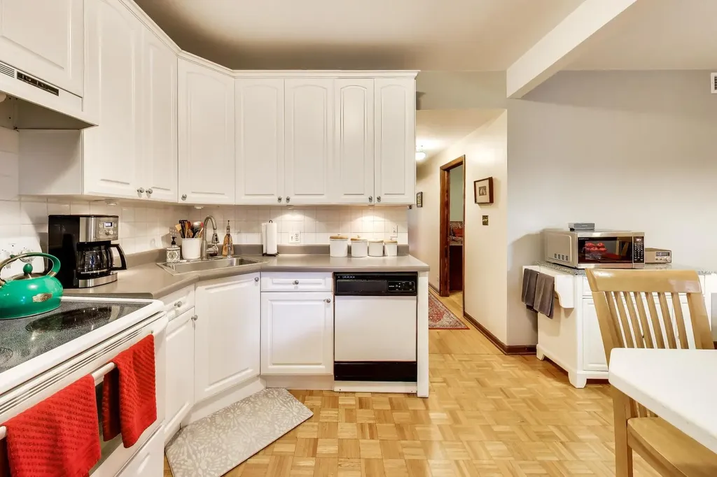 923 West Irving Park Road W Chicago IL 60613