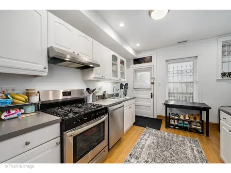 1462 West Warner Avenue Chicago IL 60613