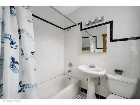 1462 West Warner Avenue Chicago IL 60613