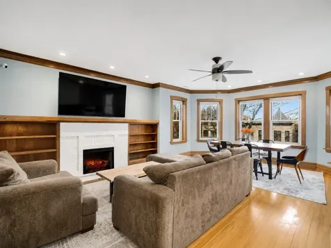 1462 West Warner Avenue Chicago IL 60613