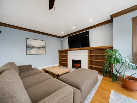 1462 West Warner Avenue Chicago IL 60613