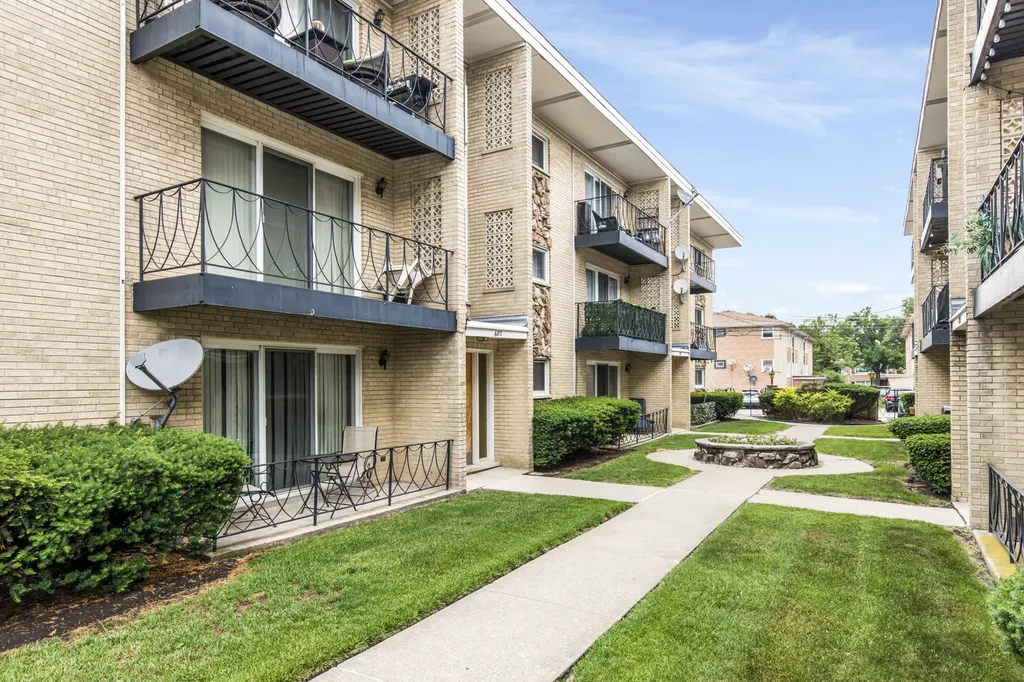 6817 North Olmsted Avenue Chicago IL 60631
