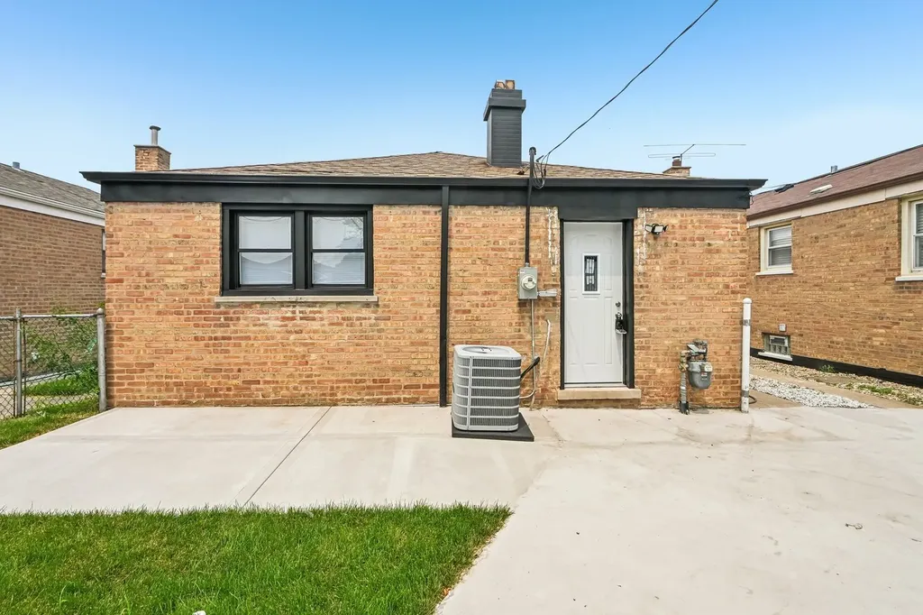 3827 West Hayford Street Chicago IL 60652