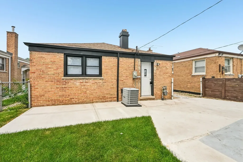 3827 West Hayford Street Chicago IL 60652