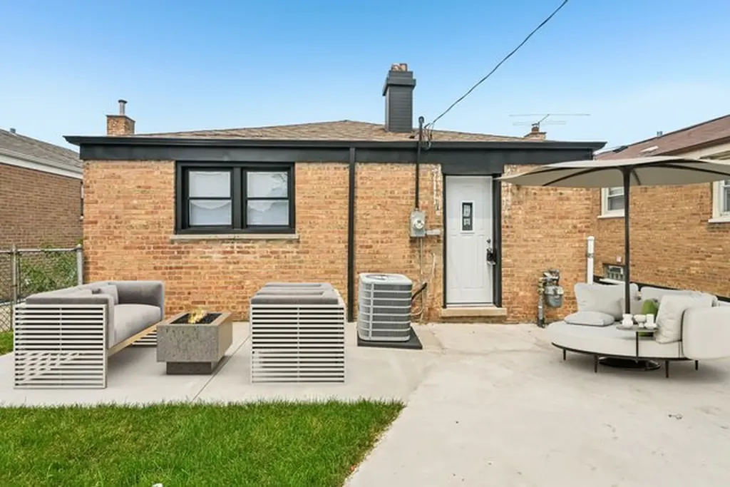 3827 West Hayford Street Chicago IL 60652