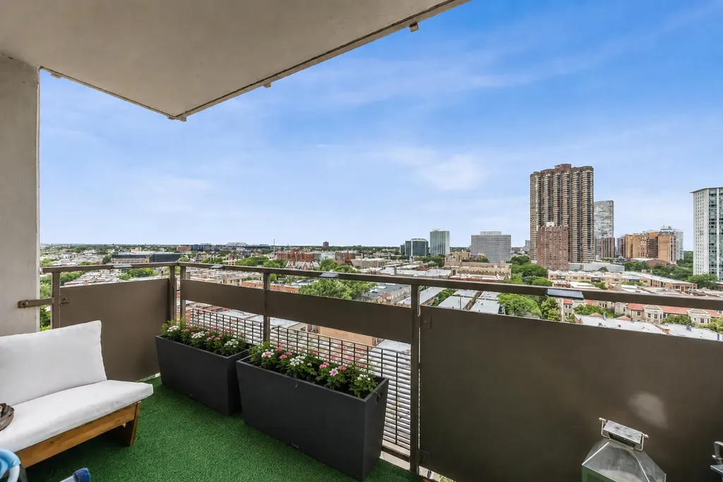 555 West Cornelia Avenue Chicago IL 60657
