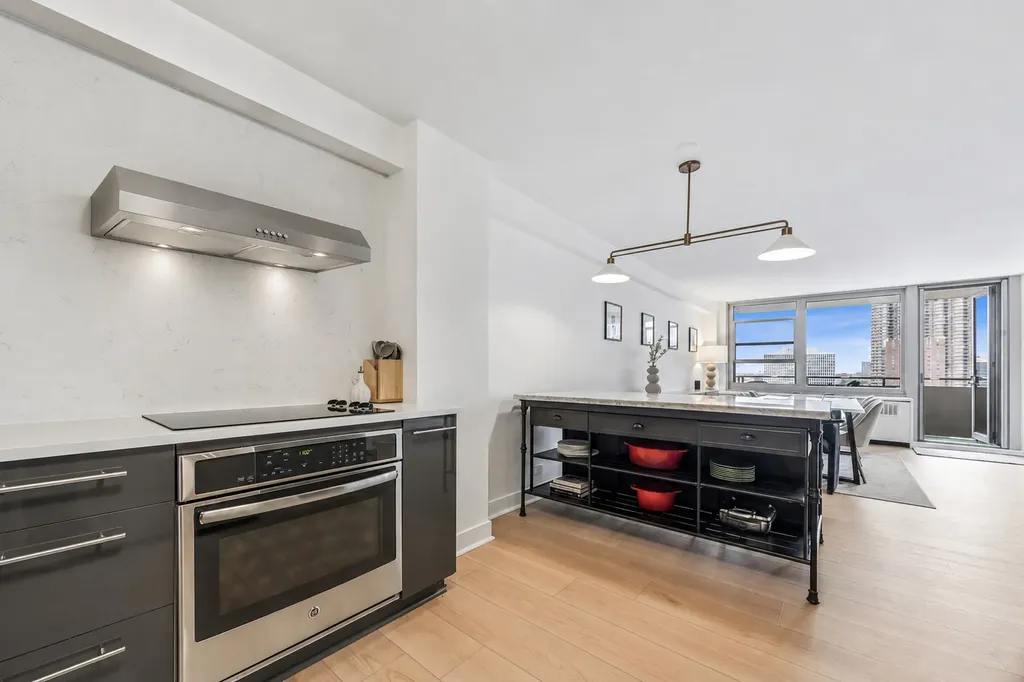 555 West Cornelia Avenue Chicago IL 60657