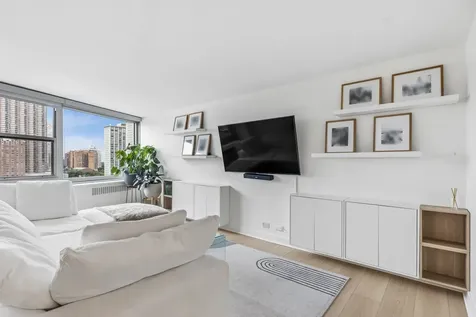 555 West Cornelia Avenue Chicago IL 60657