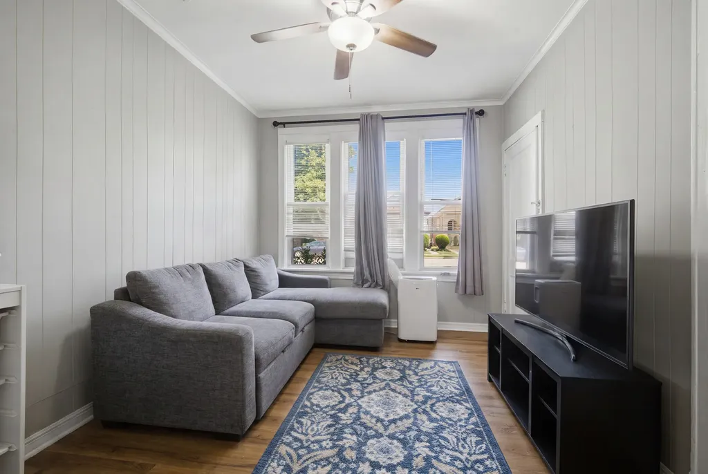 4849 West Ainslie Street Chicago IL 60630