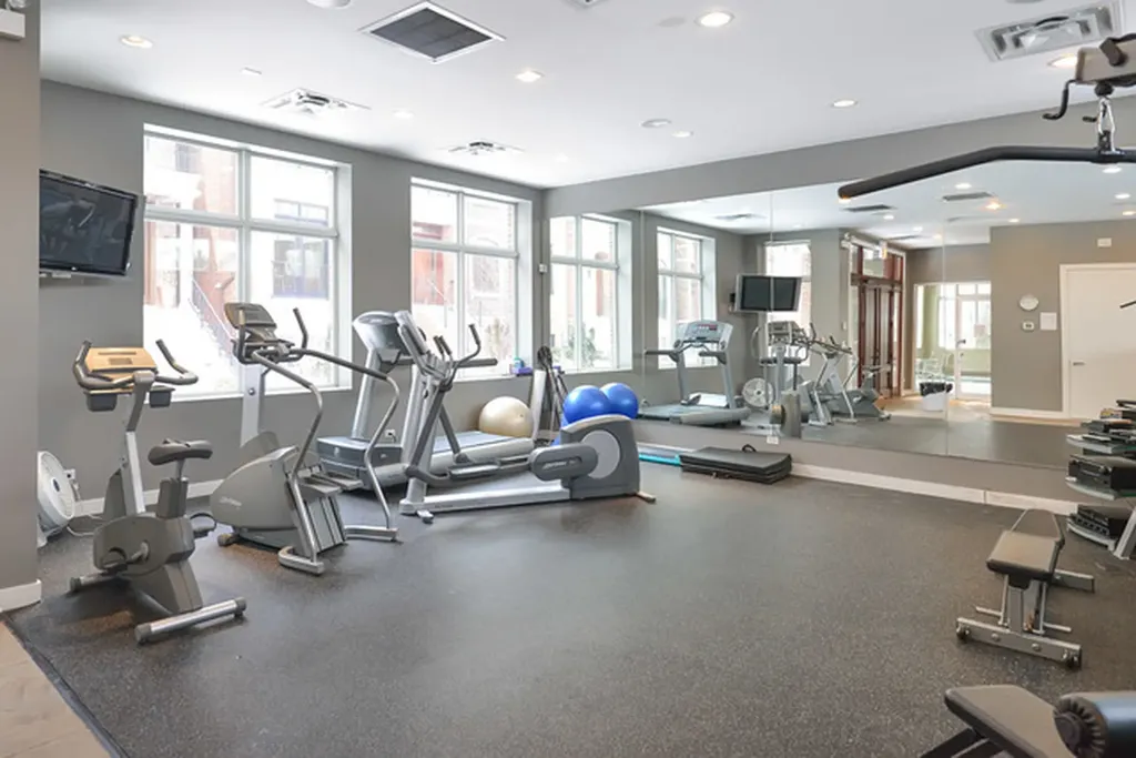 1634 West Surf Street Chicago IL 60657
