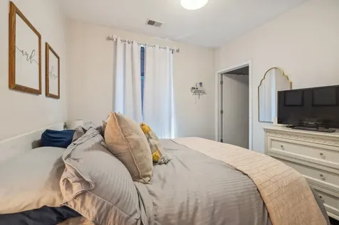 1045 West Cornelia Avenue Chicago IL 60657