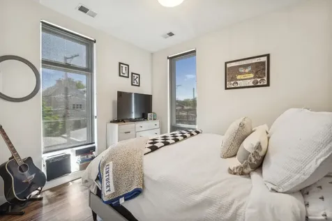 1045 West Cornelia Avenue Chicago IL 60657