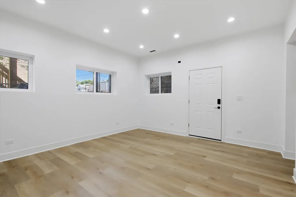 3116 West Montrose Avenue Chicago IL 60618