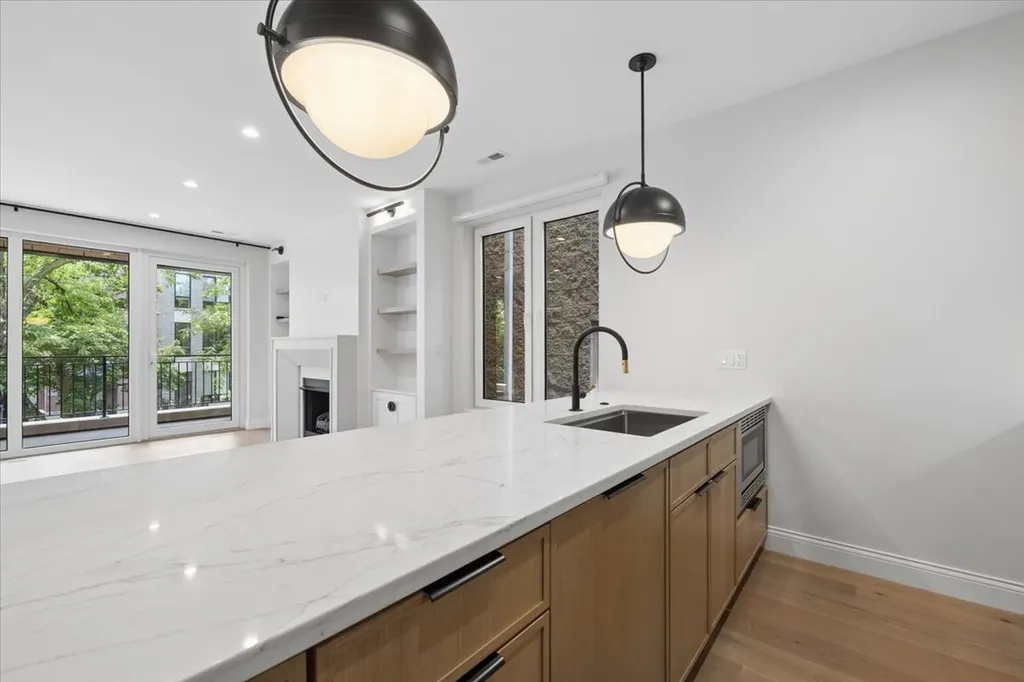 3739 North Clifton Avenue Chicago IL 60613