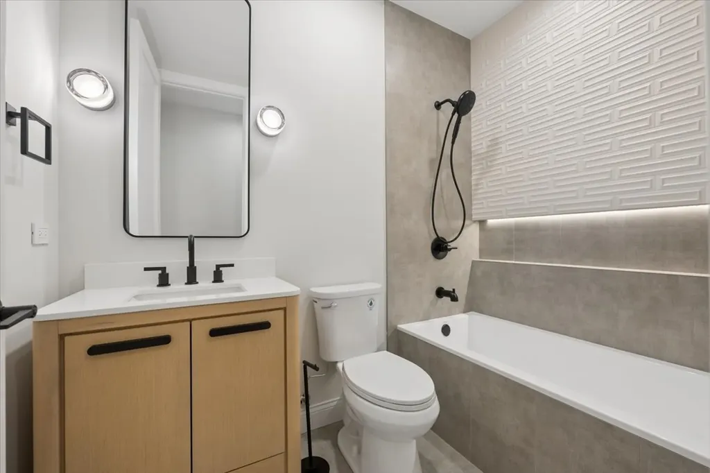 3739 North Clifton Avenue Chicago IL 60613